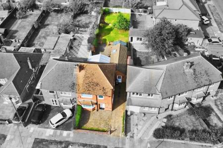 4 bedroom Semi-detached house for sale in Verdale Avenue, Leicester, LE4