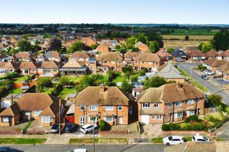 4 bedroom Semi-detached house for sale in Verdale Avenue, Leicester, LE4
