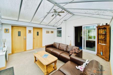 4 bedroom Semi-detached house for sale in Verdale Avenue, Leicester, LE4