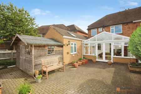 4 bedroom Semi-detached house for sale in Verdale Avenue, Leicester, LE4