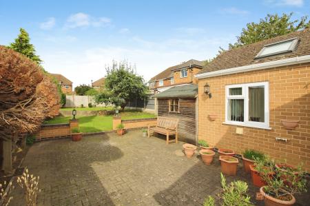 4 bedroom Semi-detached house for sale in Verdale Avenue, Leicester, LE4