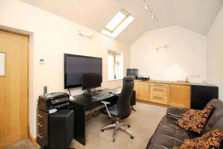 4 bedroom Semi-detached house for sale in Verdale Avenue, Leicester, LE4
