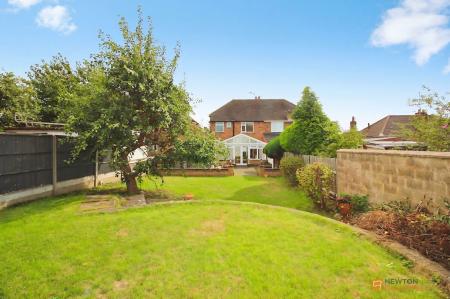 4 bedroom Semi-detached house for sale in Verdale Avenue, Leicester, LE4