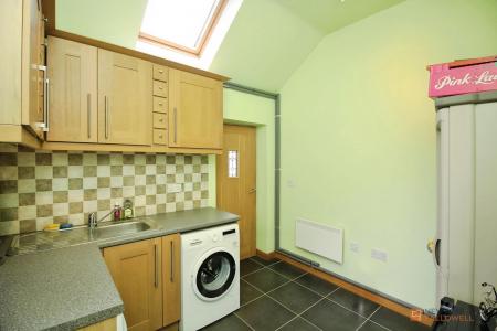 4 bedroom Semi-detached house for sale in Verdale Avenue, Leicester, LE4