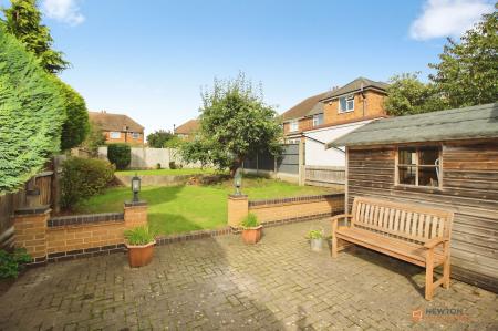 4 bedroom Semi-detached house for sale in Verdale Avenue, Leicester, LE4
