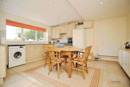 3 bedroom Semi-detached house for sale in Paske Avenue, Gaddesby, LE7