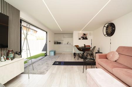 3 bedroom Detached house for sale in Stanier Drive, Leicester, LE4