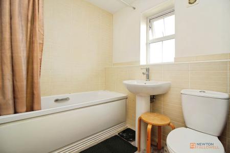 2 bedroom Flat for sale in Old Station Road, Syston, LE7
