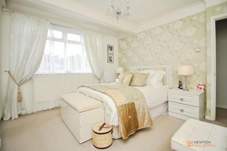 3 bedroom Semi-detached house for sale in Ambergate Drive, Birstall, LE4