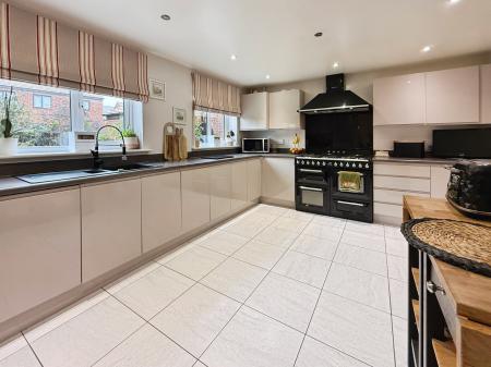 5 bedroom Detached house for sale in Stoney Fold, Lawley Village, Telford, TF3