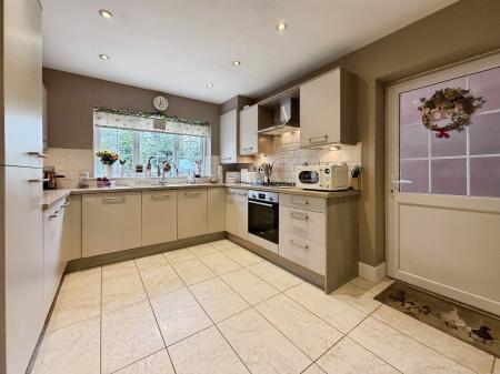 4 bedroom Detached house for sale in Hama Drive, Oakengates, Telford, TF2
