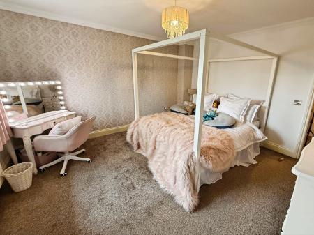 4 bedroom Detached house for sale in Hama Drive, Oakengates, Telford, TF2