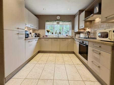 4 bedroom Detached house for sale in Hama Drive, Oakengates, Telford, TF2