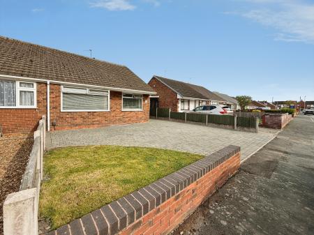 2 bedroom Semi-detached bungalow for sale in Hadley Gardens, Leegomery, Telford, TF1