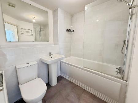 2 bedroom Flat to let in Parkside Crescent, Ketley, TF1