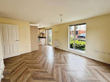 2 bedroom Flat to let in Parkside Crescent, Ketley, TF1