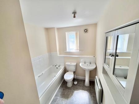 2 bedroom Flat to let in Redlands Road, Hadley, TF1