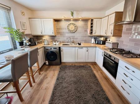4 bedroom End of terrace house for sale in Glen Way, Ketley, TF1