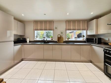 4 bedroom Detached house for sale in Stoney Fold, Telford, TF3