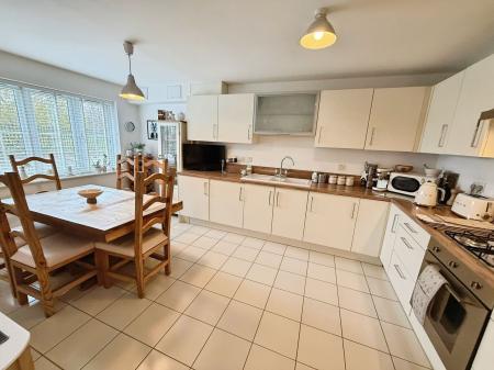 5 bedroom Detached house for sale in Holloway Court, Wombourne, WV5