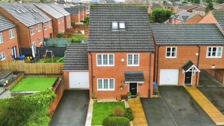 5 bedroom Detached house for sale in Holloway Court, Wombourne, WV5