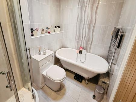4 bedroom Detached house for sale in Hama Drive, Oakengates, TF2