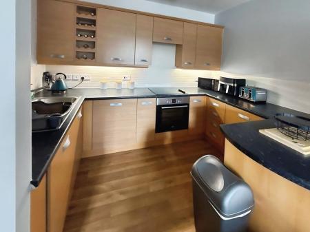 2 bedroom Flat to let in Boathouse Field, Kensington Oval Boathouse Field, WS13