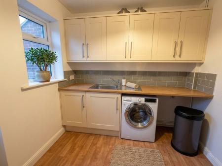 3 bedroom Link detached house to let in Locke Way, Stafford, ST16