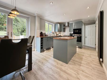 4 bedroom Detached house for sale in Thornton Park Avenue, Muxton, TF2
