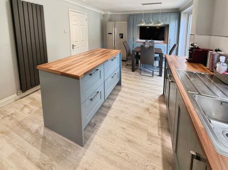 4 bedroom Detached house for sale in Thornton Park Avenue, Muxton, TF2
