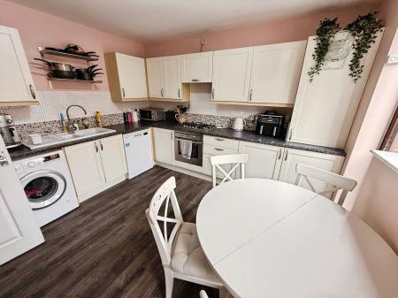 4 bedroom Terraced House for sale in Ketley Park Road, Ketley, TF1