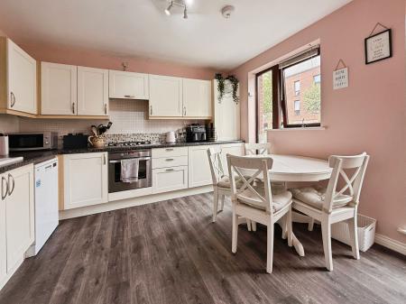 4 bedroom Terraced House for sale in Ketley Park Road, Ketley, TF1