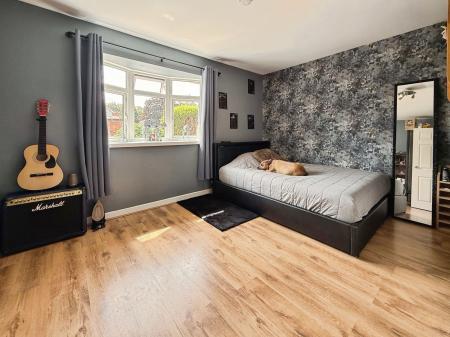 5 bedroom Detached bungalow for sale in Cockshutt Road, Oakengates, TF2