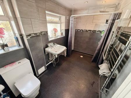 5 bedroom Detached bungalow for sale in Cockshutt Road, Oakengates, TF2