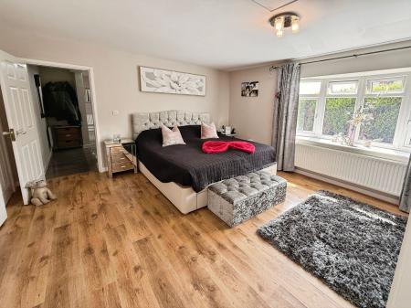 5 bedroom Detached bungalow for sale in Cockshutt Road, Oakengates, TF2