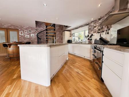 5 bedroom Detached bungalow for sale in Cockshutt Road, Oakengates, TF2