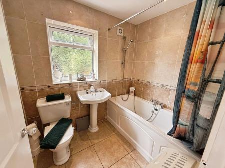 5 bedroom Detached bungalow for sale in Cockshutt Road, Oakengates, TF2