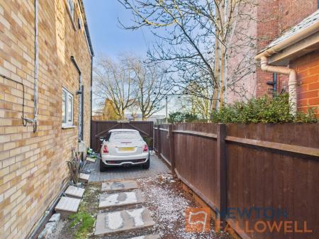 2 bedroom Flat for sale in Green Lane, Shelfield, WS4