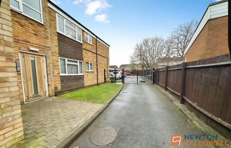 2 bedroom Flat for sale in Green Lane, Shelfield, WS4