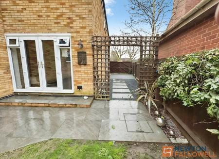 2 bedroom Flat for sale in Green Lane, Shelfield, WS4