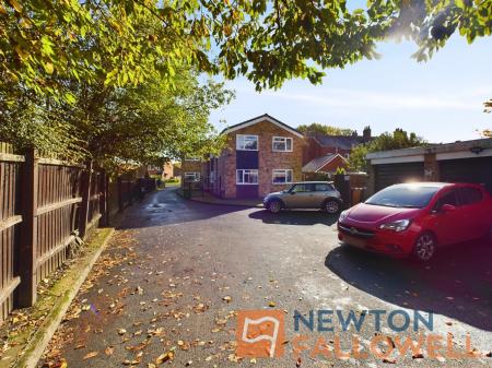 2 bedroom Flat for sale in Green Lane, Shelfield, WS4