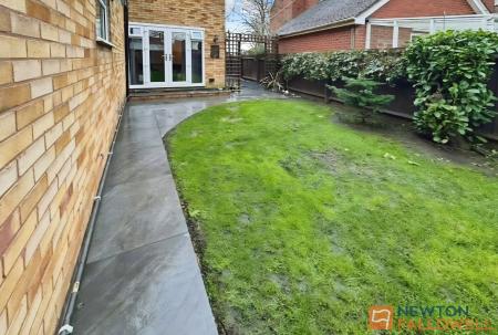 2 bedroom Flat for sale in Green Lane, Shelfield, WS4