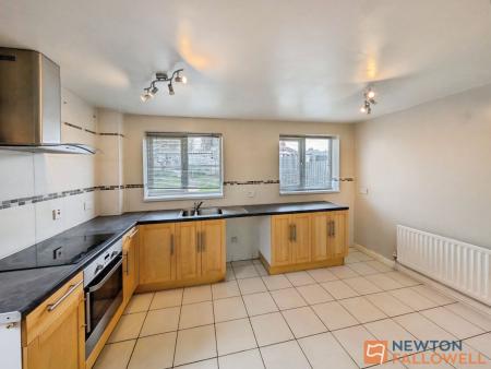 2 bedroom Semi-detached house to let in Snowdon Way, Wolverhampton, WV10