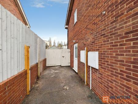 2 bedroom Semi-detached house to let in Snowdon Way, Wolverhampton, WV10