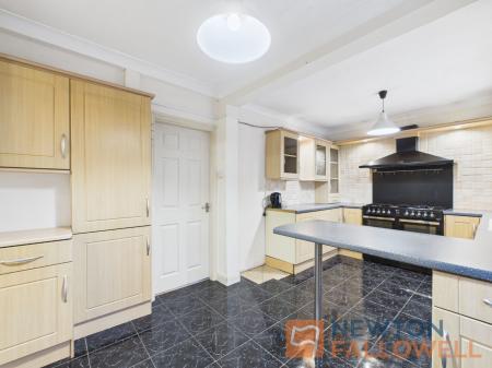 4 bedroom End of terrace house for sale in Kirkstall Crescent, Walsall, WS3