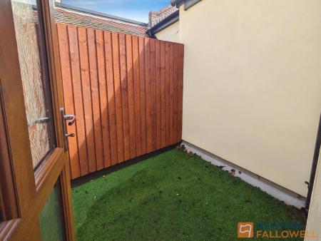 2 bedroom Flat to let in Elmore Row, Walsall, WS3