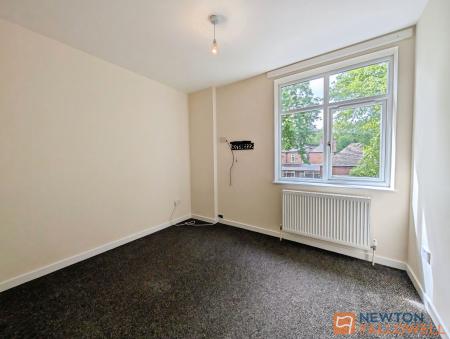 2 bedroom Flat to let in Elmore Row, Walsall, WS3