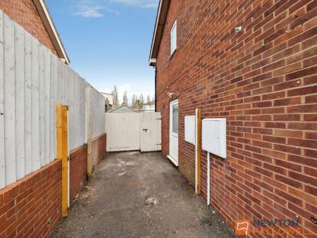 2 bedroom Semi-detached house to let in Snowdon Way, Wolverhampton, WV10