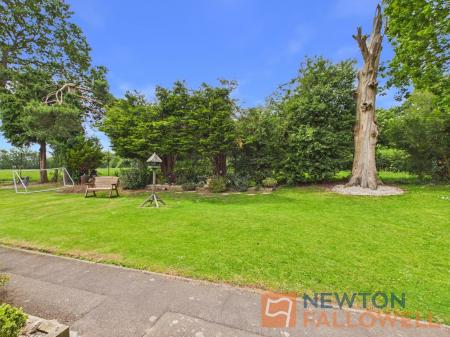 2 bedroom Flat to let in Ludlow Close, Willenhall, WV12
