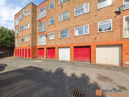 2 bedroom Flat to let in Lichfield Road, Shelfield, WS4